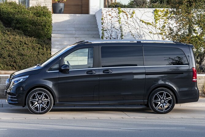 Airport Transfer: Zurich Airport ZRH to Zurich by Luxury Van - A calm first 20 minutes in Zurich