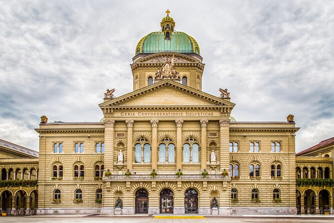 Bern Scavenger Hunt and Highlights Self Guided Audio Tour - Rathaus Bern and Bern Cathedral