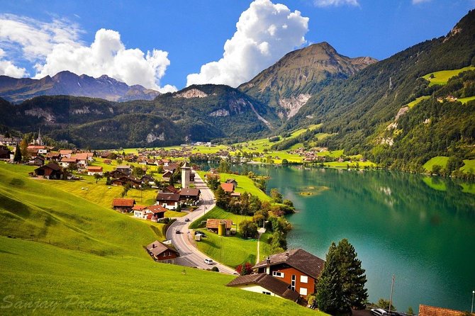 Best of Bernese Oberlands from Luzern - Aareschlucht puts you beside the milky river