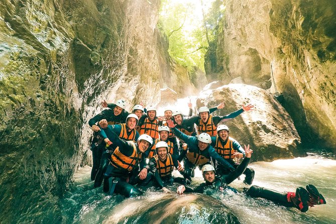 Canyoning Interlaken with OUTDOOR - The safety briefing and the first 10-meter rappel