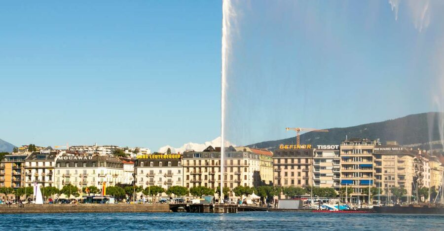 Explore the best guided intro tour of Geneva with a Local - Starting at the National Monument in Jardin Anglais