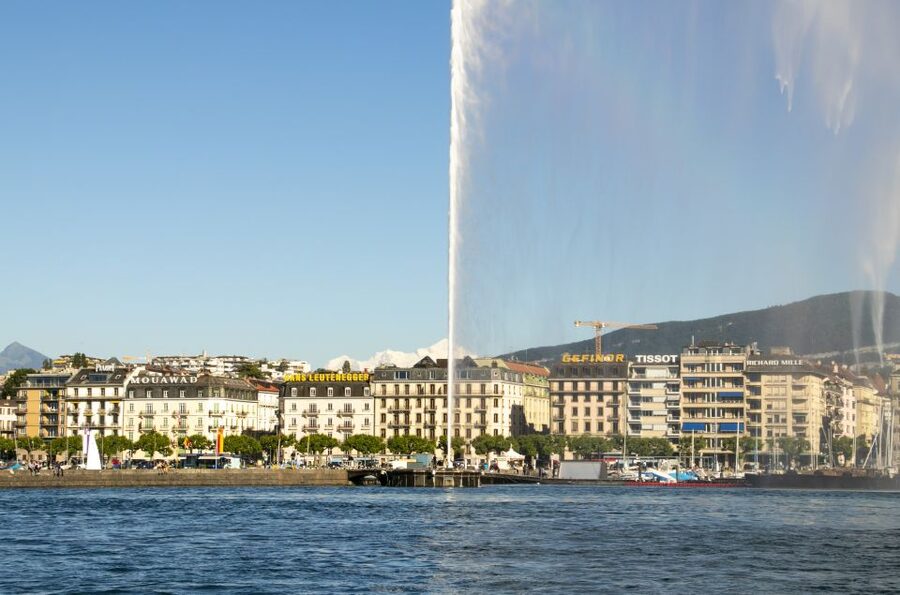 Explore the best guided intro tour of Geneva with a Local - Geneva’s main sights in a compact two-hour walk