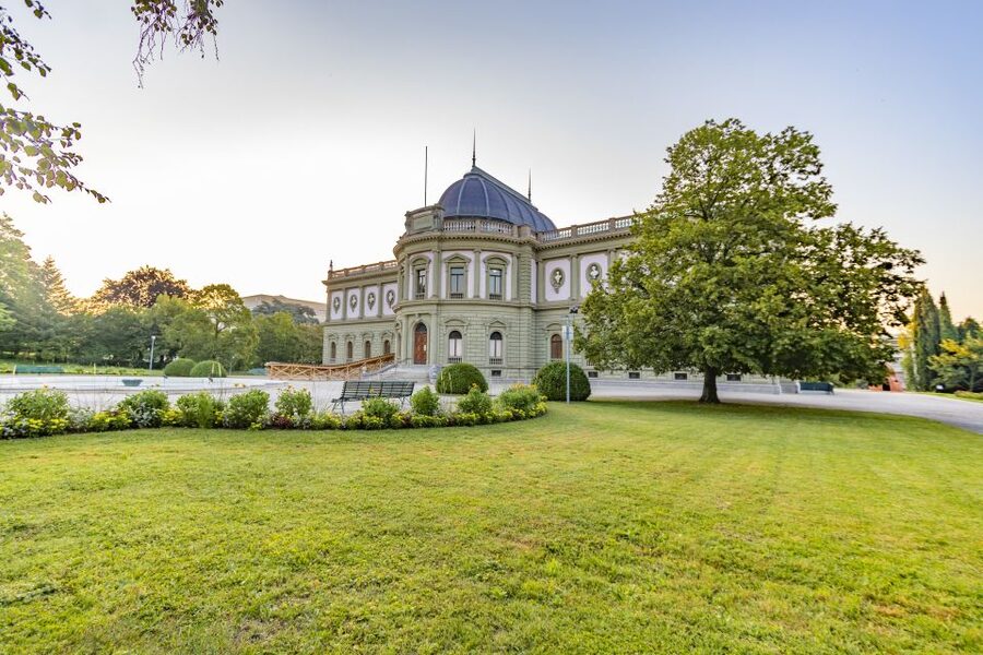 Explore the best guided intro tour of Geneva with a Local - Who should book this Geneva walk?
