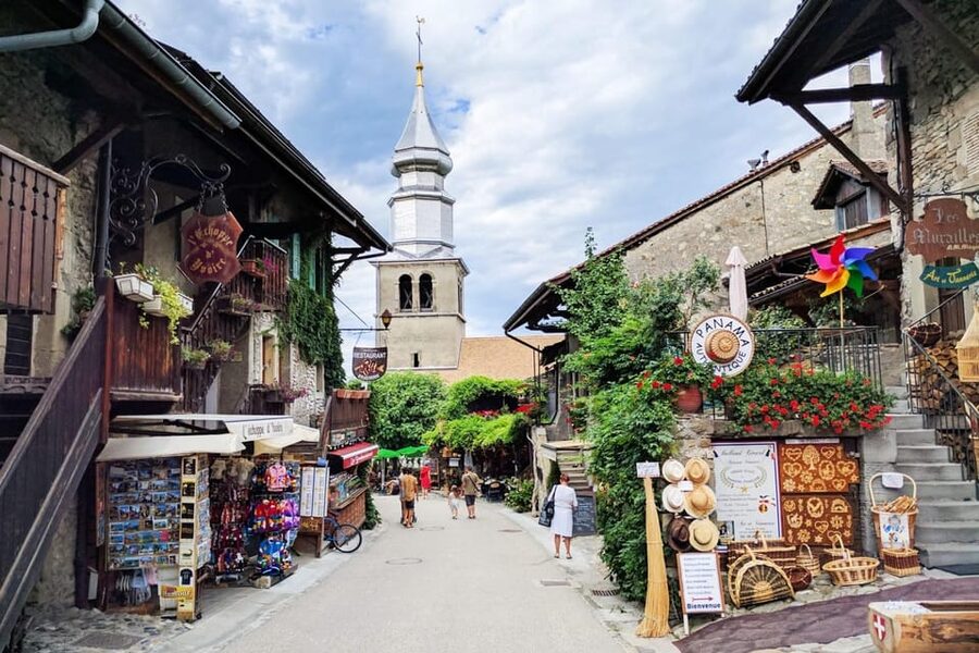 From Geneva: Half-Day Guided Excursion to Yvoire PRIVATE - Pickup in Geneva and the private ride