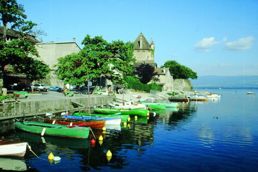 From Geneva: Yvoire medieval village & Lake Geneva Cruise - Walking through Yvoire’s medieval gates