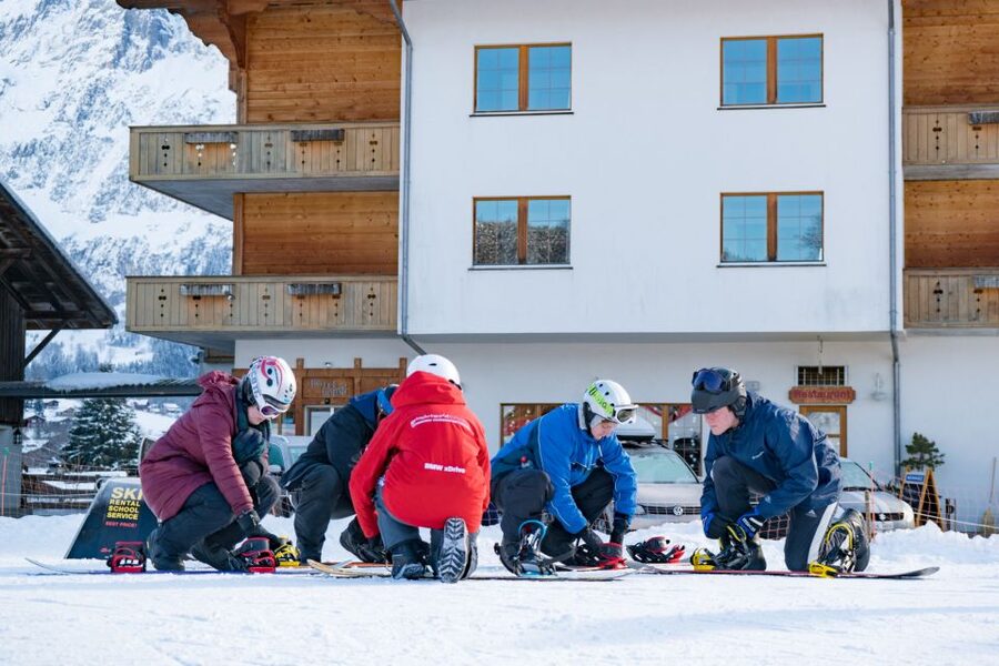 From Interlaken: Grindelwald Beginners Snowboarding Lesson - Key points at a glance
