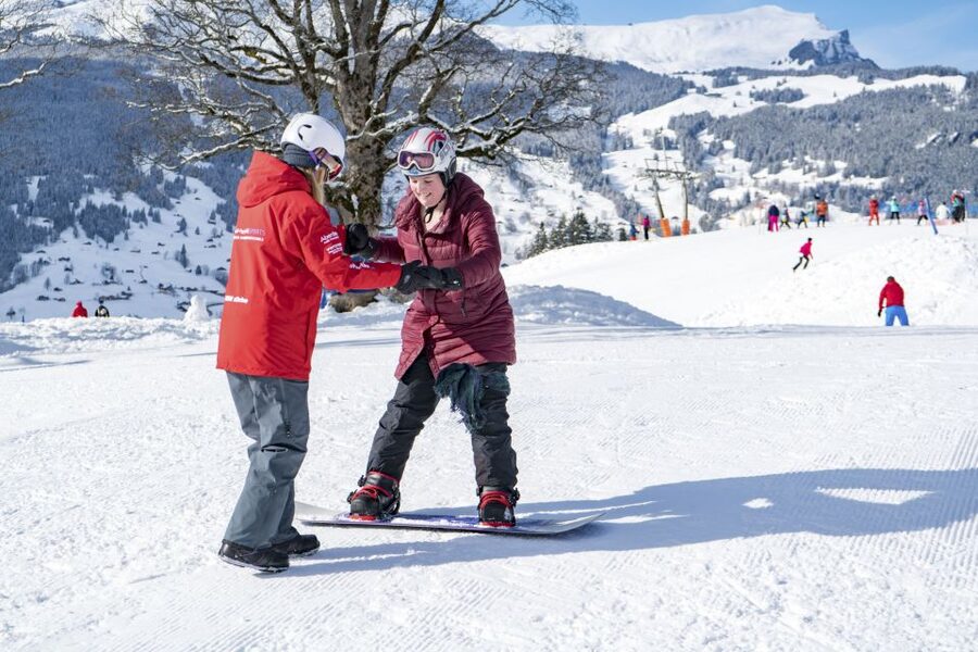 From Interlaken: Grindelwald Beginners Snowboarding Lesson - Starting at the Outdoor Interlaken base