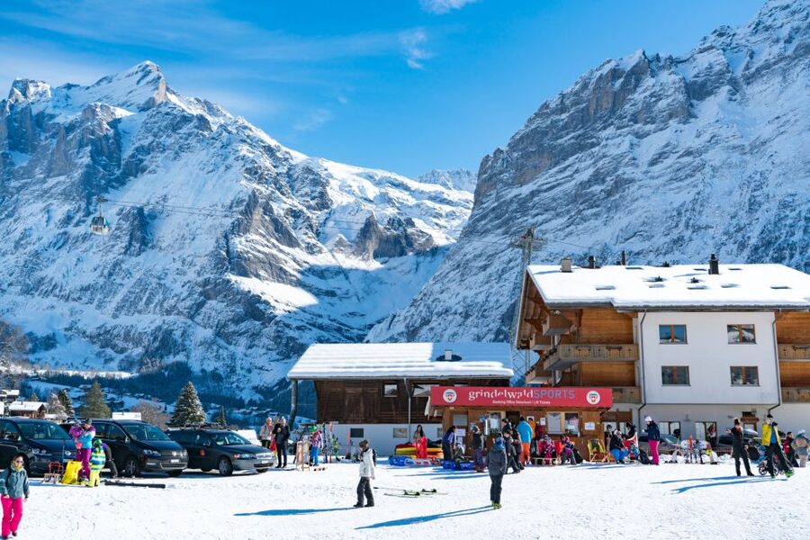 From Interlaken: Grindelwald Beginners Snowboarding Lesson - Learning the first turns, stops, and lifts