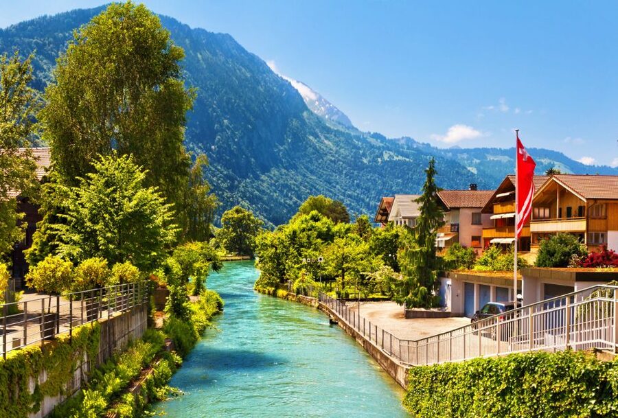From Zurich: Day-Trip to Interlaken - Walking and short hikes around town