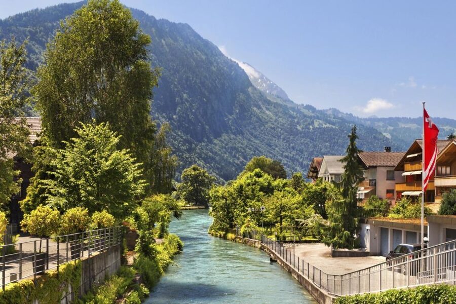 From Zürich: Interlaken and Grindelwald Day Trip by Coach - The scenic ride through the Bernese Oberland
