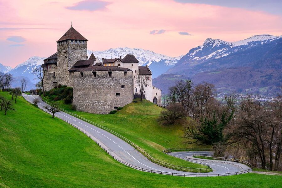 From Zurich: Private 4 Countries in 1 Full-Day Tour - Stein am Rhein in Winter