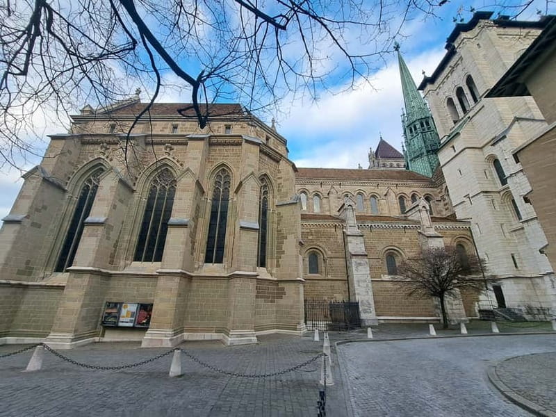 Geneva: Guided City Tour and Boat Cruise - Entering the Old Town by mini train or on foot