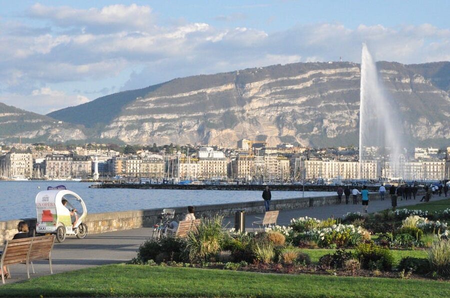 Geneva: Highlight Tour in TukTuk - Meeting the guide at Place de Neuve
