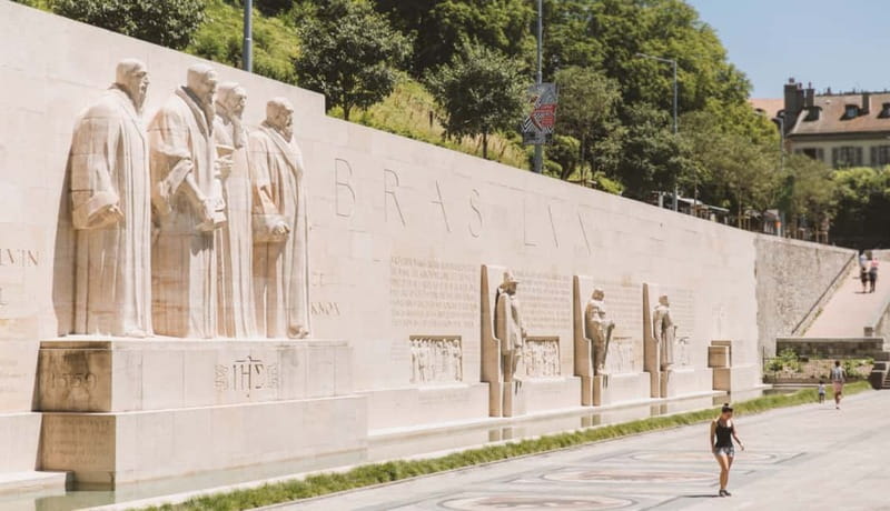 Geneva: Hop-on Hop-Off Bus & Scenic Mini-Train Tour - The summer parks and residences route
