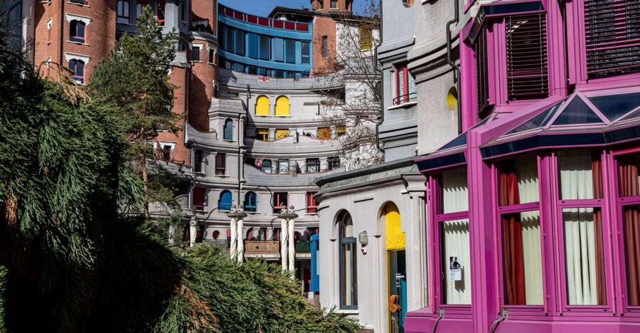 Geneva: Insta-Perfect Walk with a Local - Starting at Place des Volontaires
