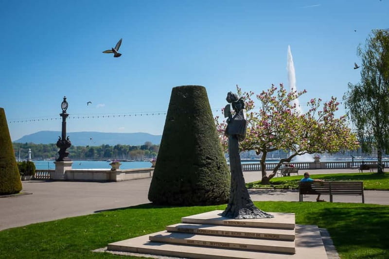 Geneva: International Area & Old Town Guided Bus Tour - Who should book this experience