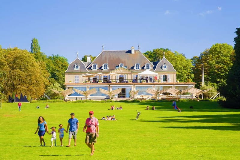 Geneva: International Area & Old Town Guided Bus Tour - How the guides shape the experience