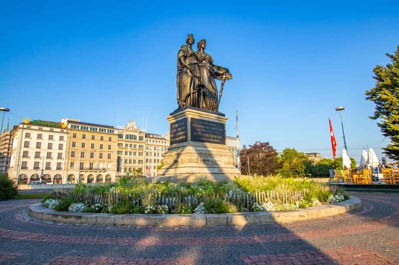 Geneva: Private Express Walk with a Local in 60 minutes - Walking toward St Pierre Cathedral