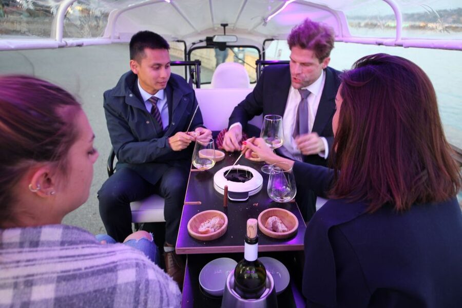 Geneva: tour with fondue and wine in TukTuk - Old Town sights in a 90-minute route