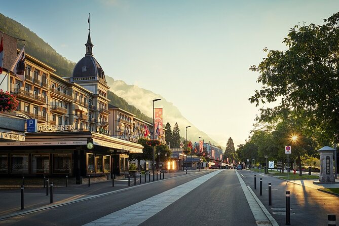 Grindelwald, Interlaken & Lauterbrunnen Day Trip from Zurich - How the guides shape the experience