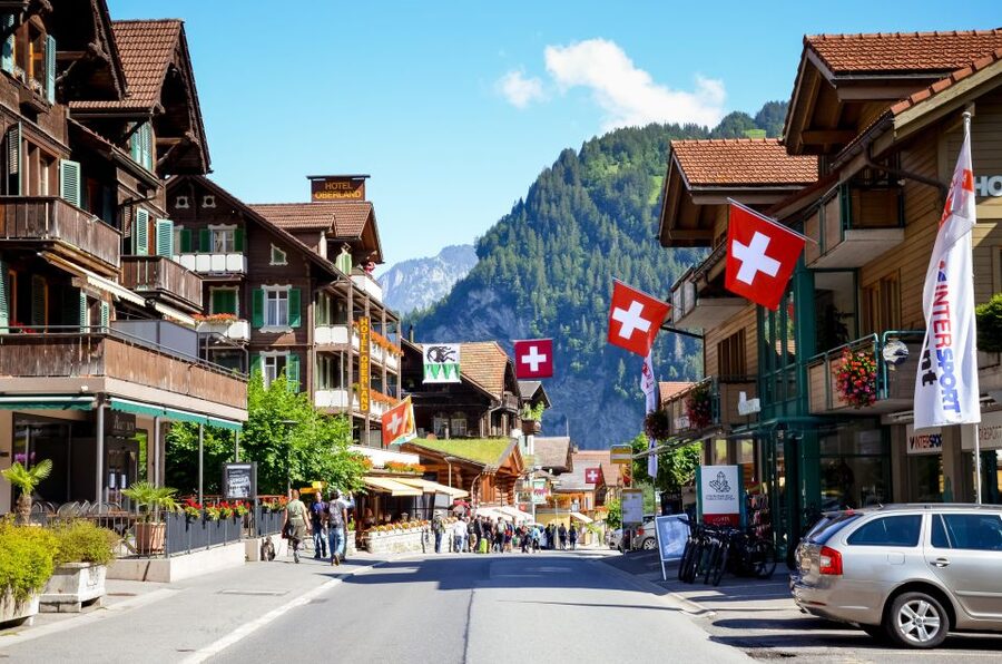 Grindelwald-Scheidegg-Lauterbrunnen Small Group Tour - Wengen and its car-free village streets