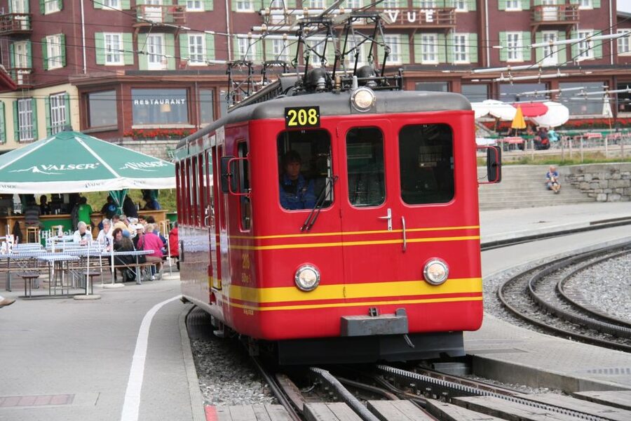 Interlaken: Highlights Tour with a Local by Private Car - What the vehicle and private format add