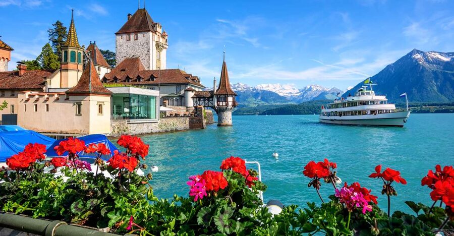 Interlaken: Lake Thun and Lake Brienz Boat Cruises Day Pass - Lake Brienz and its bright turquoise water