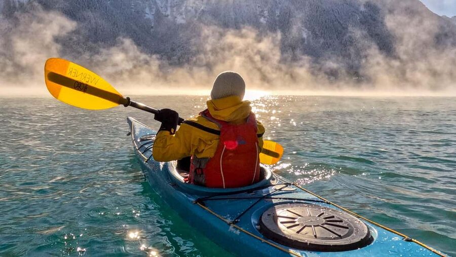 Interlaken: Winter Kayak Tour on Lake Brienz - Meeting Hightide at Bönigen See