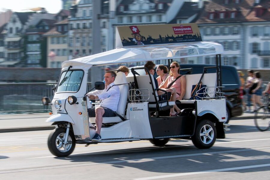 Lucerne: eTukTuk City Tour - Meeting the guide beside the KKL