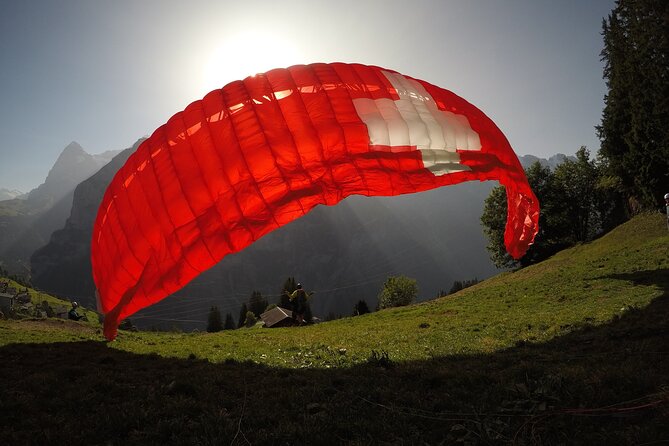 Mürren: Paragliding over the Lauterbrunnen Valley - Landing at Stechelberg
