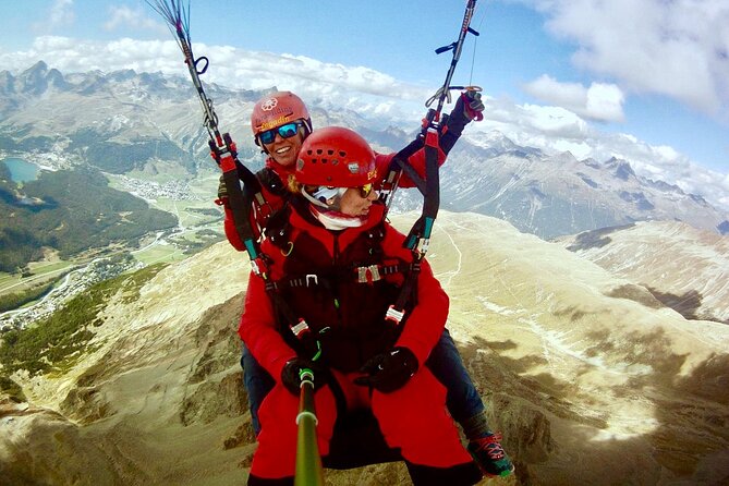 Paragliding Tandem Flights in Engadin - Landing near the original meeting point