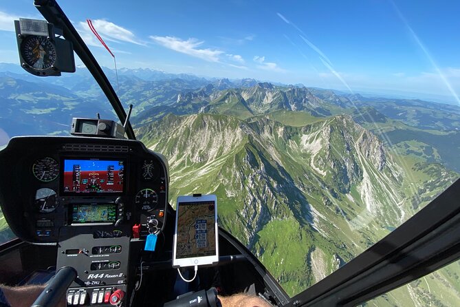 Private helicopter tour to Jura and Seeland - a beautiful sightseeing flight - What the private format is really worth