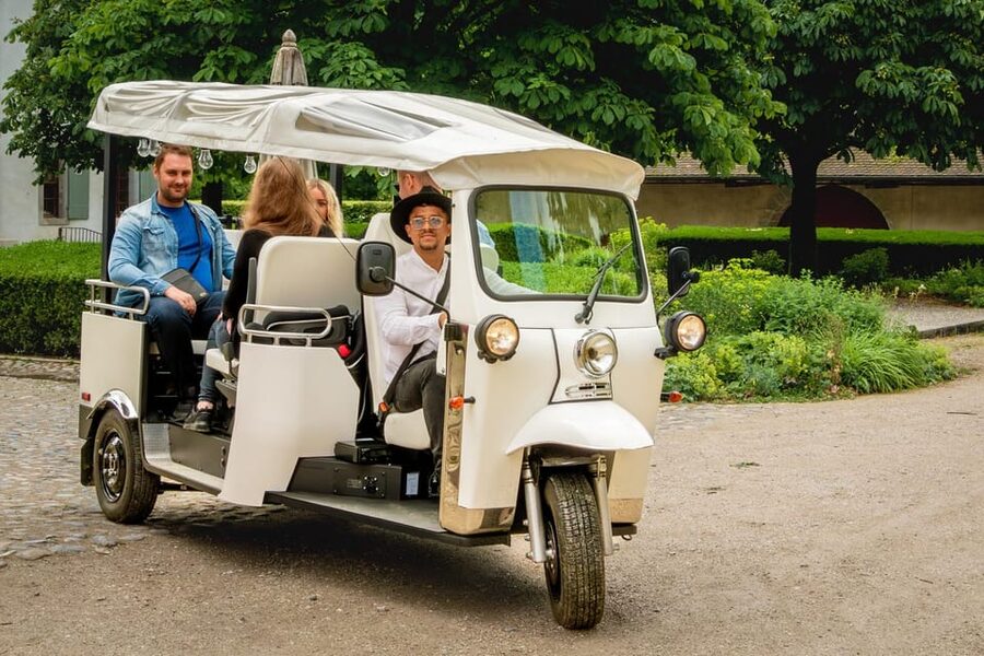 Private Highlights Top Places Tour Electric TukTuk 1h15 - Along Lake Geneva toward the Jet d’Eau