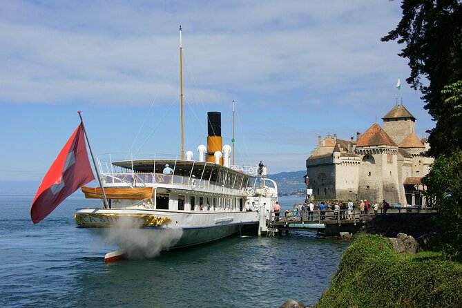 Round trip cruise from Lausanne to Chillon - Chillon Castle arrives by water