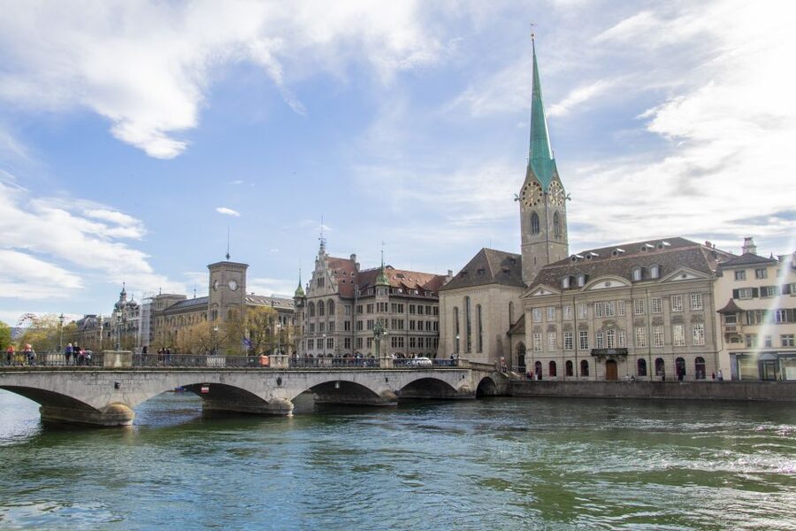 Zurich: 2-hour Best Intro Walking Tour with a Local - Small groups make the local advice count