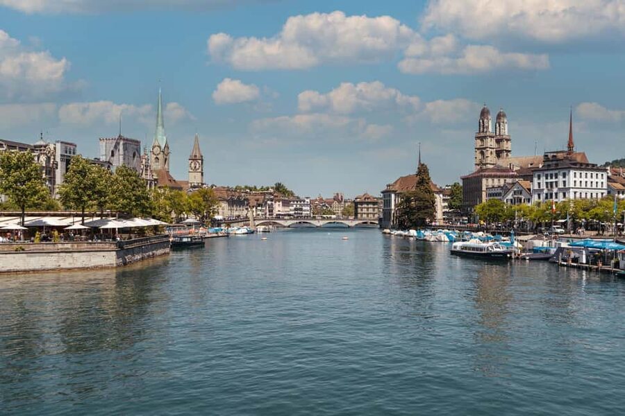Zurich: 360° city walk including hidden spots - Bahnhofstrasse and Zurich’s modern success