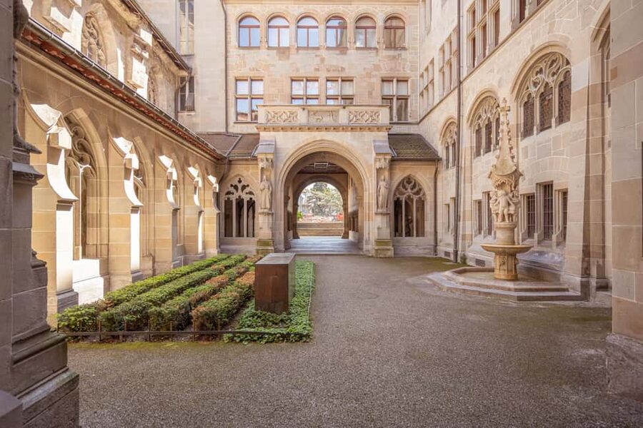 Zurich: 360° city walk including hidden spots - St. Peter, Münsterhof, and Zurich’s old center