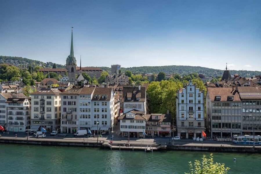 Zurich: 360° city walk including hidden spots - Lake views at Bürkliplatz