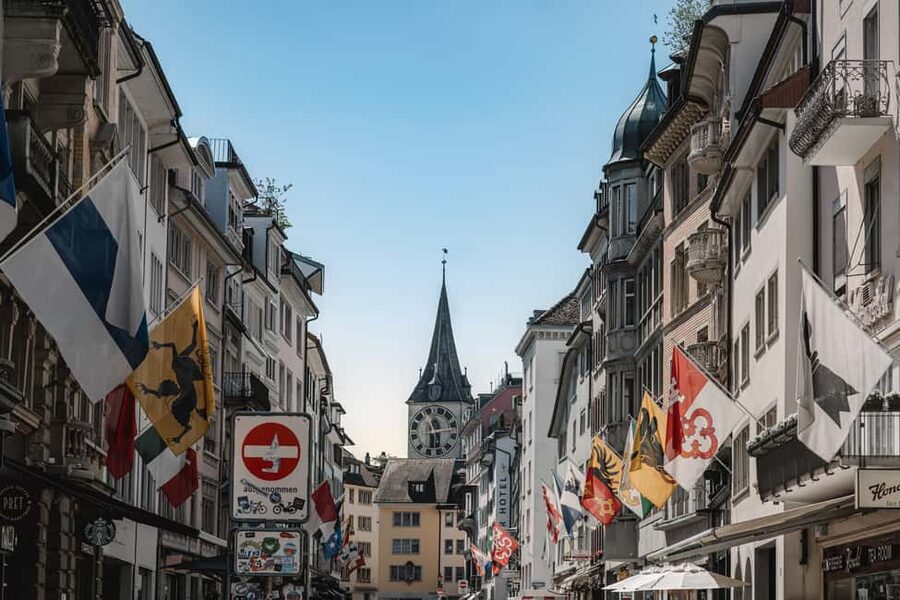 Zurich: 360° city walk including hidden spots - Niederdorf and the oldest-feeling streets
