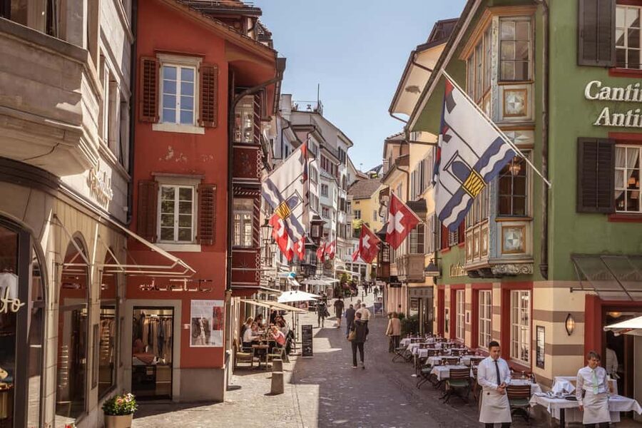 Zurich: 360° city walk including hidden spots - Meeting Anna at Zurich Main Station