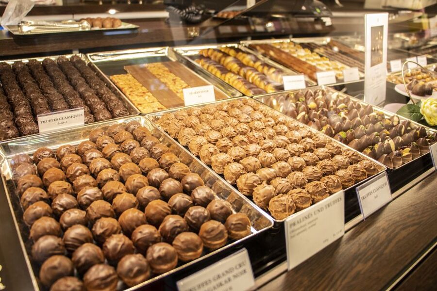 Zurich: Chocolate Tasting and Walking Tour with a Local - Walking Zurich at an easy pace