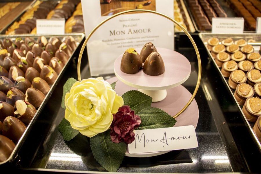 Zurich: Chocolate Tasting and Walking Tour with a Local - The first sweet stop sets the tone