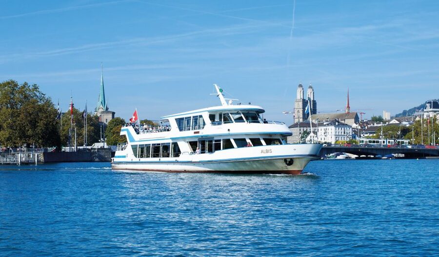 Zurich: City Bus Tour with Audio Guide and Lake Cruise - The photo stop and what 15 minutes really means