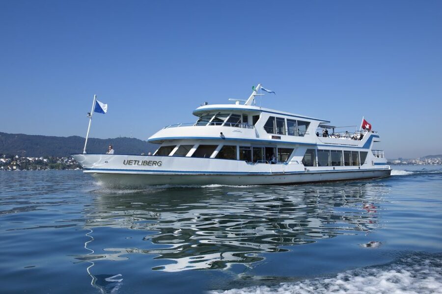 Zurich: City Bus Tour with Audio Guide and Lake Cruise - Bahnhofstrasse, banks, and the first look at the lake