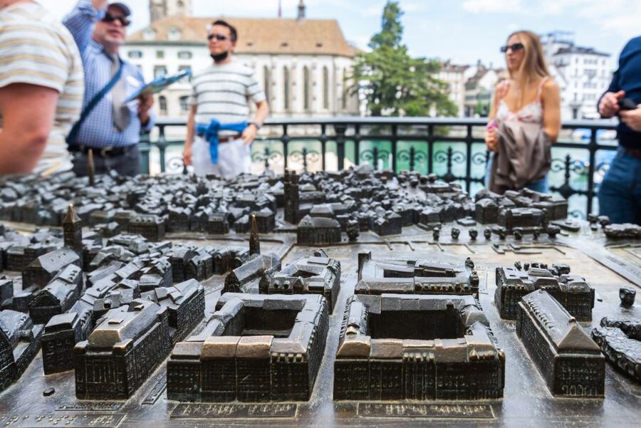 Zurich: City Highlights Tour by Bus, Cable Car, and Ferry - Guides can shape the entire day