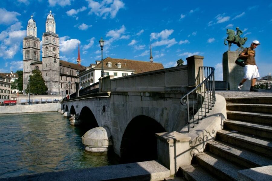 Zurich: City Top Attractions Tour by Bus with Audio Guide - Key points at a glance