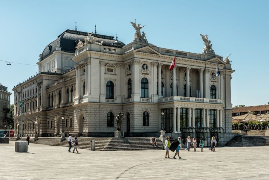 Zurich: City Top Attractions Tour by Bus with Audio Guide - Old Zurich and its three famous churches