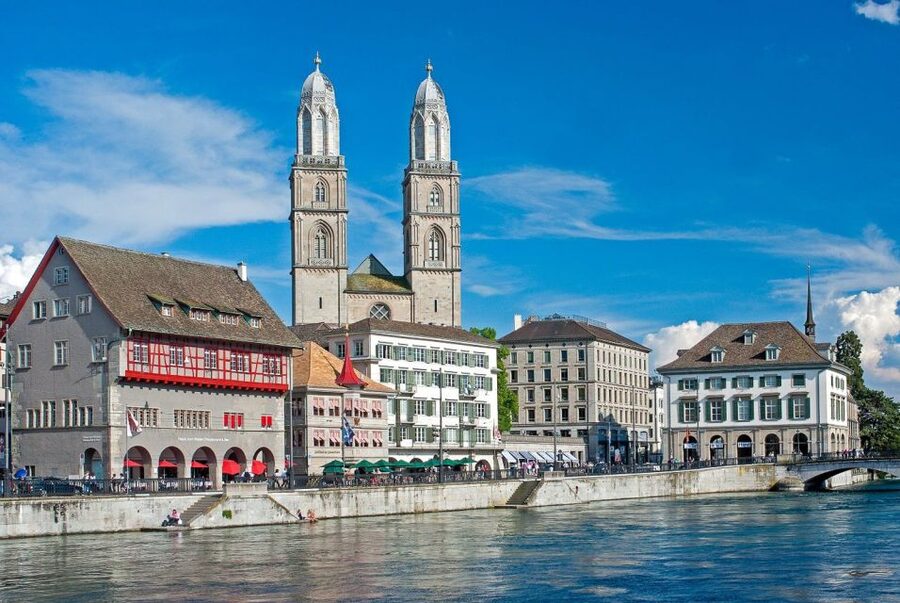 Zurich: City Tour, Cruise, and Lindt Home of Chocolate Visit - A compact walk through Zurich’s Old Town