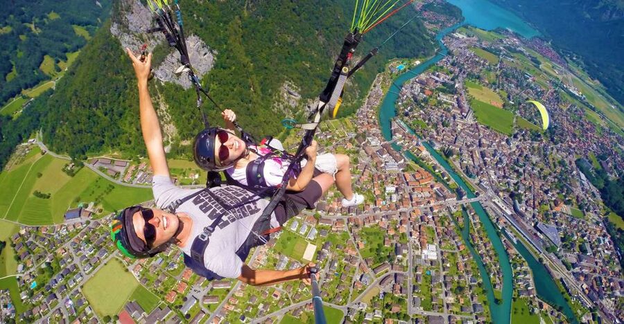 Zurich: Day trip to Interlaken incl. tandem paragliding - The Zurich departure and the long road south