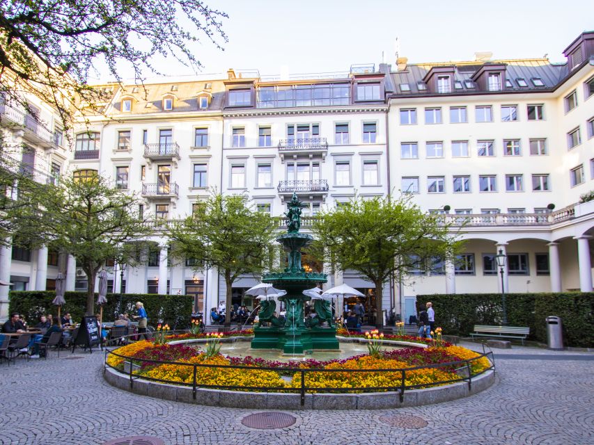 Zurich: Exclusive Swiss Banking Tour with a Local - Paradeplatz explains the center of Swiss finance
